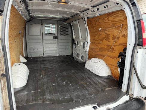 Used 2011 Chevrolet Express 1500 AWD image 25