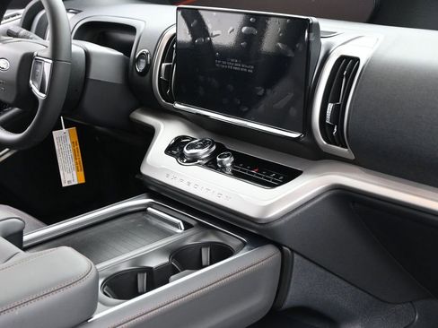 New 2025 Ford Expedition Active image 32