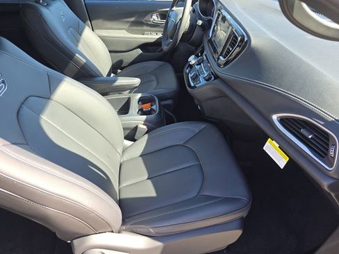 New 2026 Chrysler Pacifica Select w/ S Appearance Package image 26