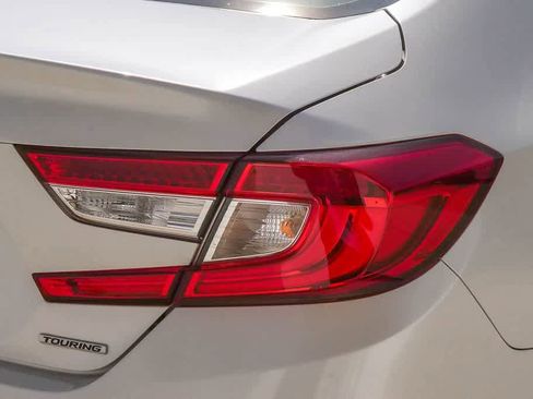 Used 2018 Honda Accord Touring image 10