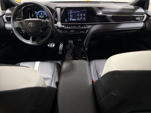 Used 2025 Toyota Camry SE w/ Convenience Package image 10