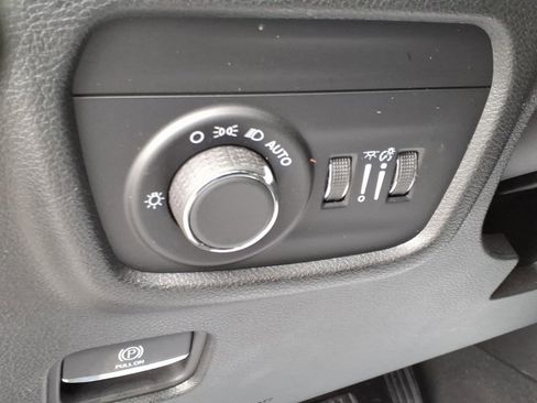 Used 2023 Jeep Grand Cherokee Laredo w/ Luxury Tech Group I AWD/4WD image 16