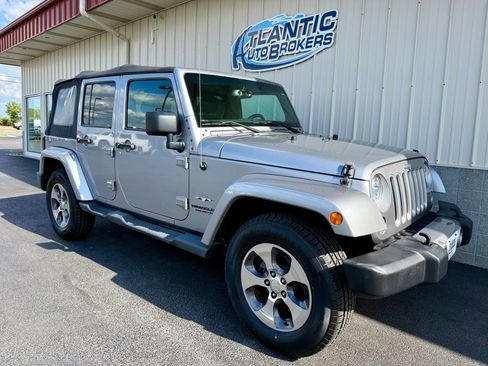 Used 2017 Jeep Wrangler Unlimited Sahara w/ Connectivity Group AWD/4WD image 4