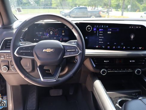 Used 2025 Chevrolet Suburban LT RWD image 19