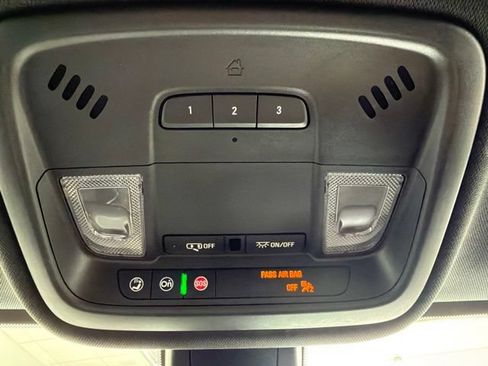 Used 2023 Chevrolet Traverse LT FWD image 27