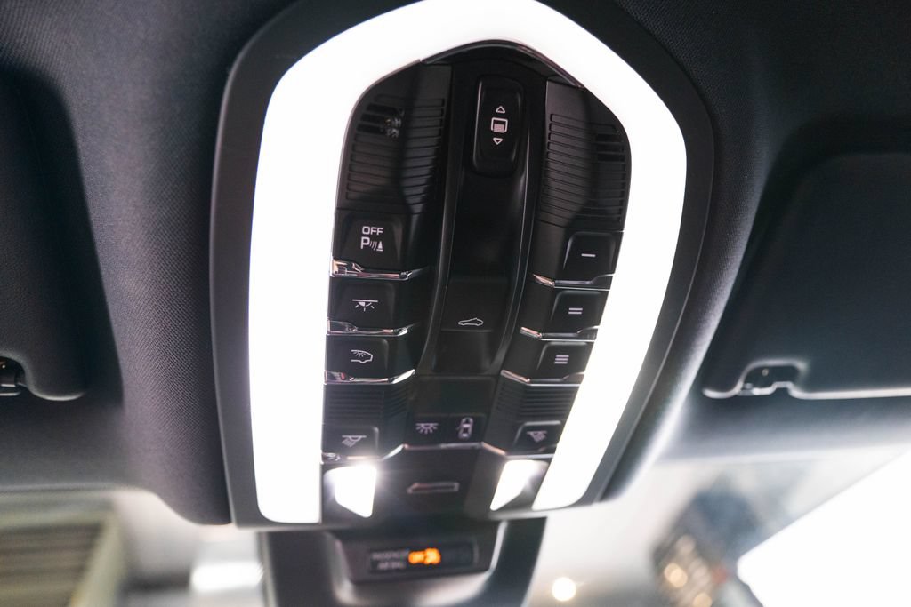 Certified 2024 Porsche Macan S AWD/4WD image 28