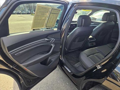 Used 2024 Audi Q8 e-tron Premium image 17