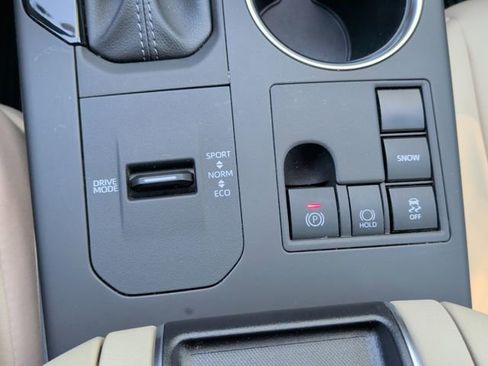 Used 2024 Toyota Highlander XLE FWD image 28