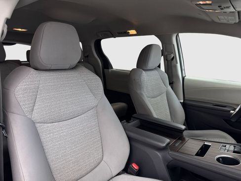 Used 2021 Toyota Sienna LE FWD image 38