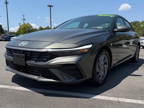 Used 2024 Hyundai Elantra SEL FWD image 3
