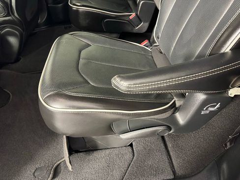 Used 2025 Chrysler Pacifica Limited image 22