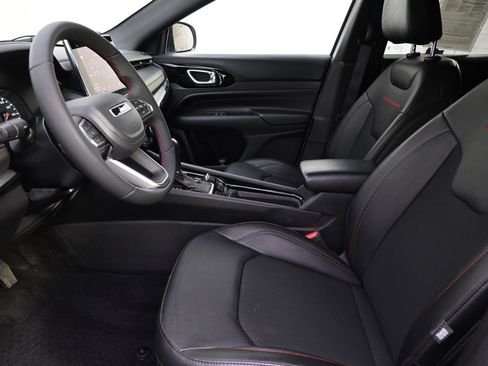 Used 2025 Jeep Compass Trailhawk image 13