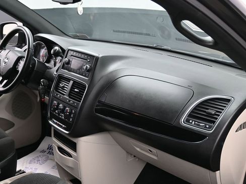 Used 2017 Dodge Grand Caravan SE image 31