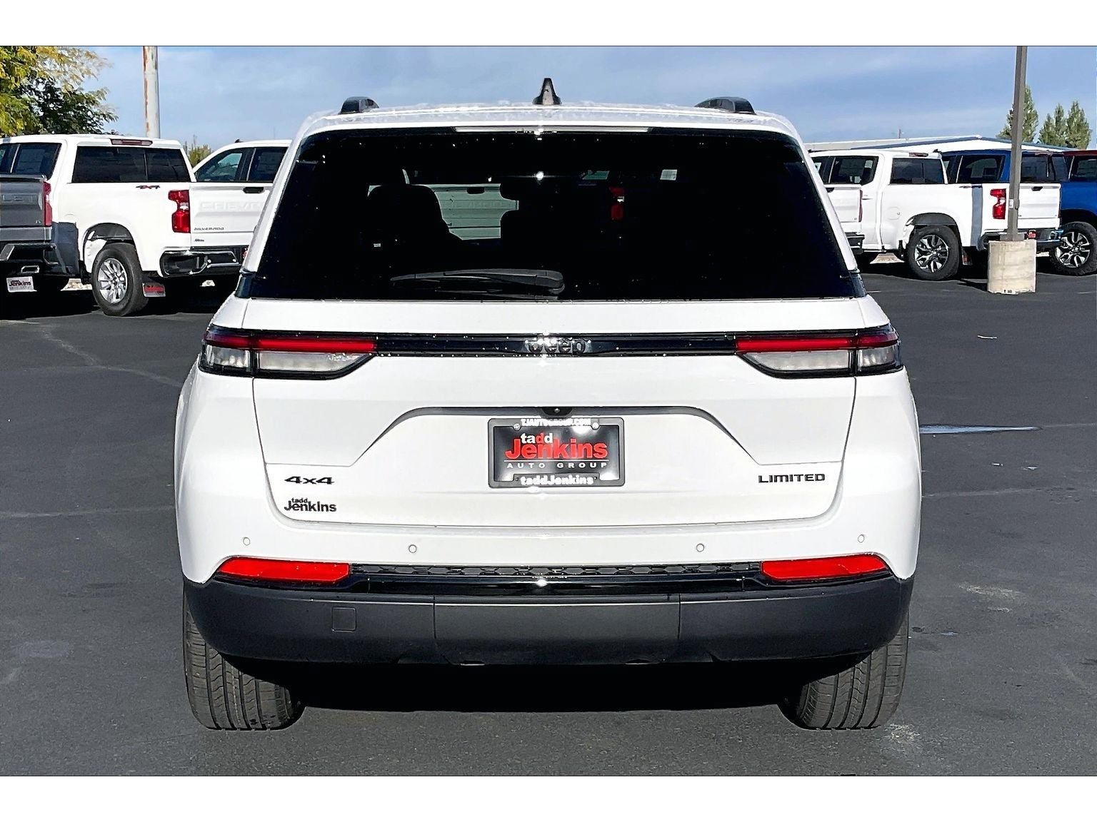 Used 2024 Jeep Grand Cherokee Limited w/ Black Appearance Package AWD/4WD image 4