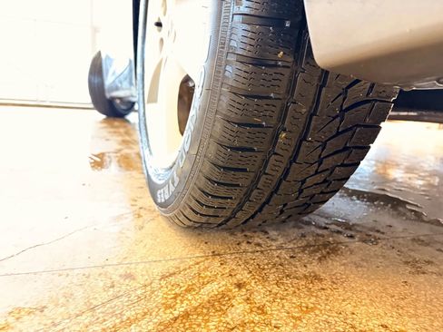 Used 2013 Hyundai Elantra GLS w/ Preferred Pkg image 38