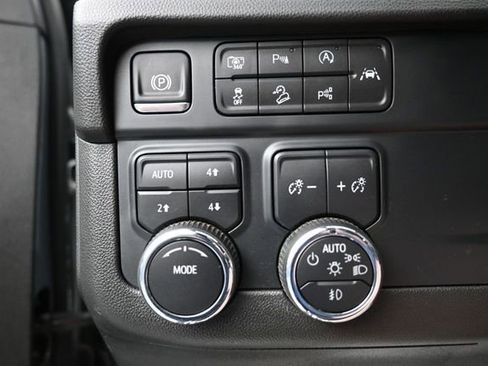 Used 2025 Chevrolet Suburban Z71 AWD/4WD image 17