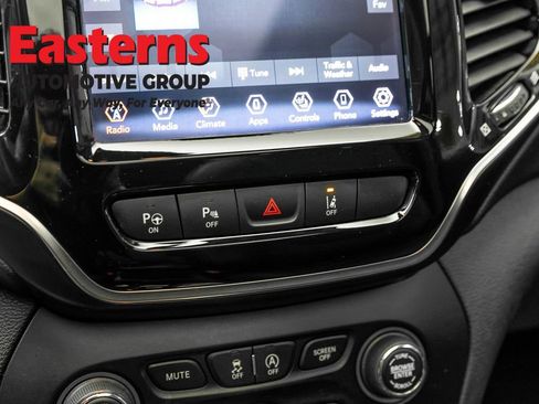 Used 2021 Jeep Cherokee Limited w/ Mopar Interior Package AWD/4WD image 20