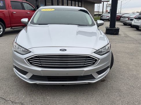 Used 2018 Ford Fusion SE w/ Fusion SE Technology Package image 3