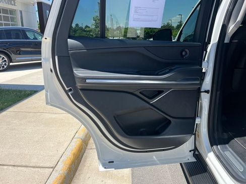 Used 2026 Lincoln Navigator Premiere AWD/4WD image 18