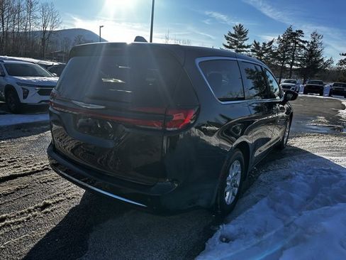 Used 2023 Chrysler Pacifica Touring-L image 6