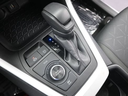 Used 2025 Toyota RAV4 XLE AWD/4WD image 31