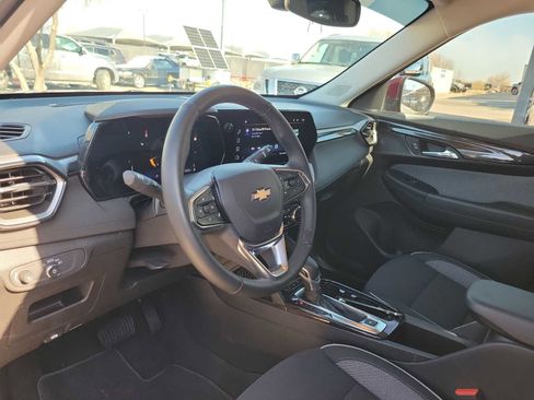 Used 2025 Chevrolet TrailBlazer LT w/ Convenience Package image 2