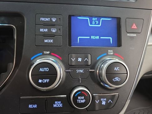 Used 2015 Toyota Sienna L image 16