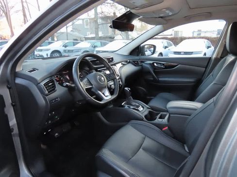 Used 2018 Nissan Rogue Sport SL w/ SL Premium Package image 2