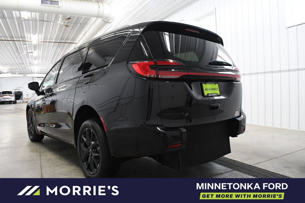 Used 2026 Chrysler Pacifica Select w/ S Appearance Package FWD image 6