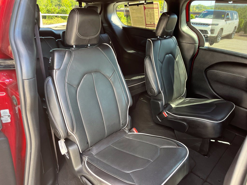 Used 2025 Chrysler Pacifica Limited FWD image 25