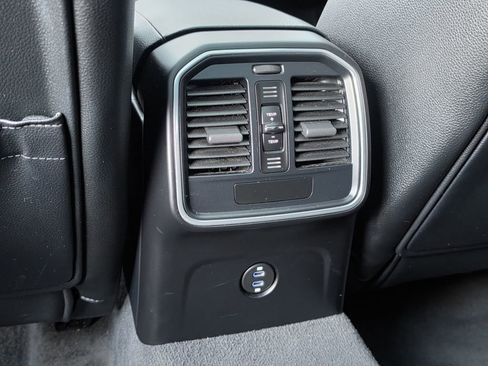 Certified 2023 Porsche Macan image 17