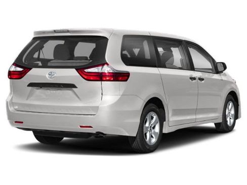 Used 2018 Toyota Sienna SE Premium w/ Carpet Mat Package FWD image 2