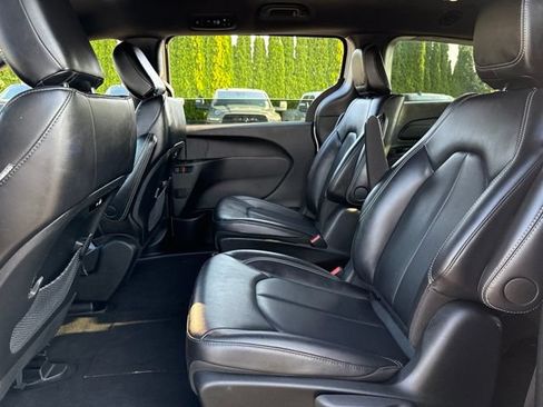 Used 2024 Chrysler Pacifica Limited FWD image 17