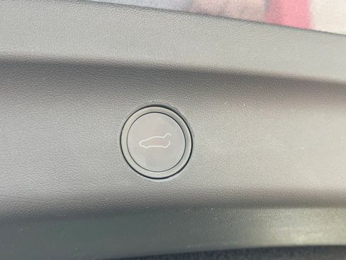 Used 2024 Tesla Model Y Long Range RWD image 29