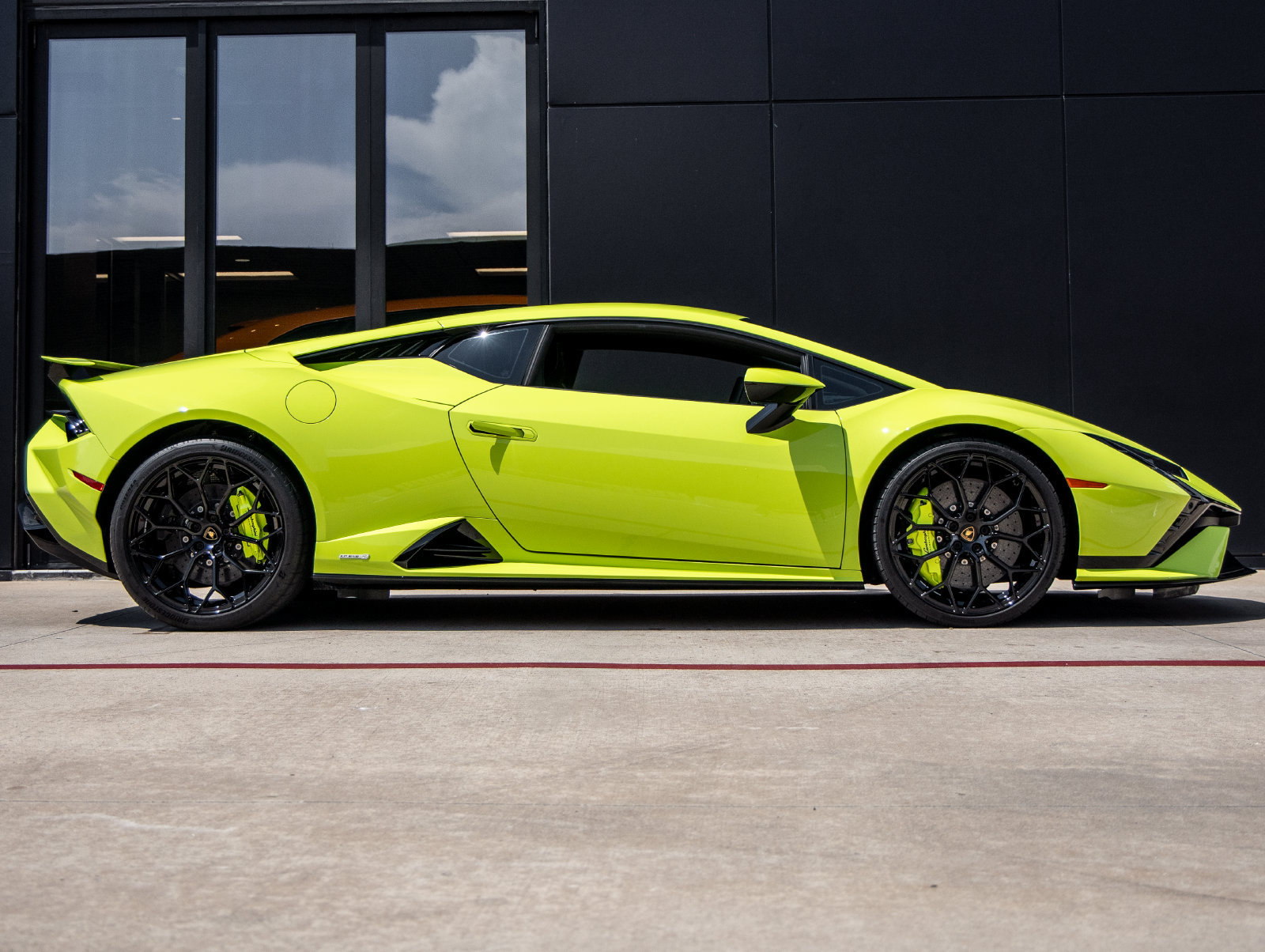 Used 2024 Lamborghini Huracan Tecnica RWD image 10