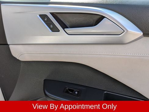 Used 2025 Volkswagen Taos SE AWD/4WD image 32