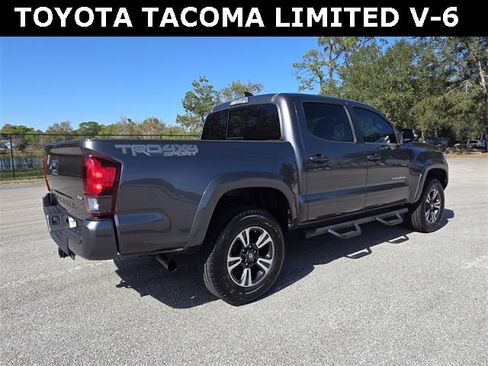 Used 2018 Toyota Tacoma TRD Sport image 3