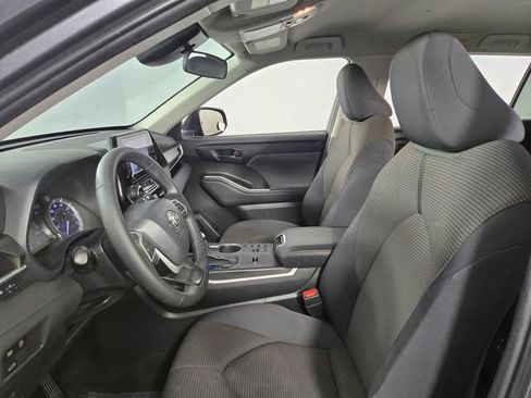 Used 2023 Toyota Highlander LE FWD image 15