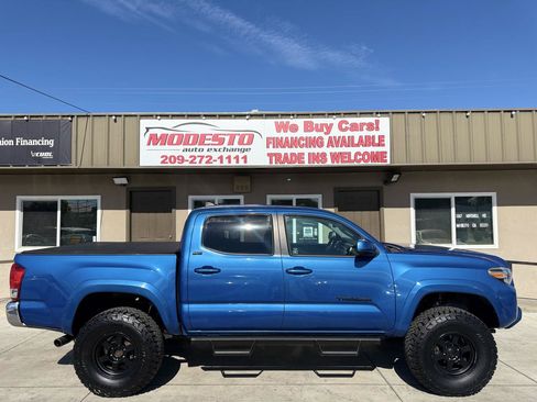 Used 2017 Toyota Tacoma SR5 w/ Tow Package AWD/4WD image 2