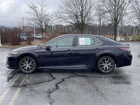 Used 2021 Toyota Camry LE image 2