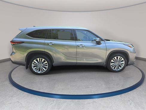 New 2026 Toyota Highlander Platinum AWD/4WD image 4