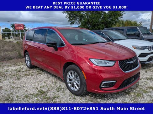 Used 2025 Chrysler Pacifica Select AWD/4WD image 1