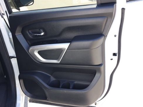 Used 2023 Nissan Titan SV image 18