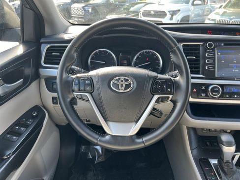 Used 2018 Toyota Highlander XLE AWD/4WD image 13