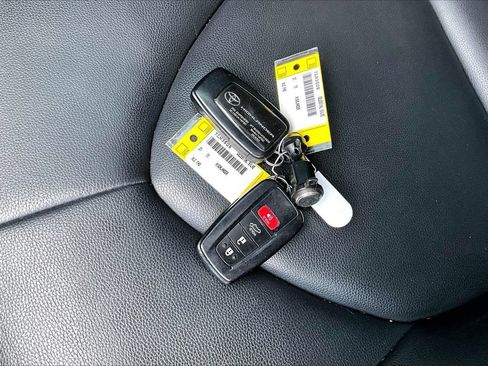 Used 2021 Toyota Highlander XLE FWD image 31