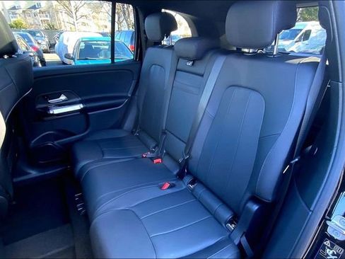 Used 2025 Mercedes-Benz GLB 250 4MATIC image 17