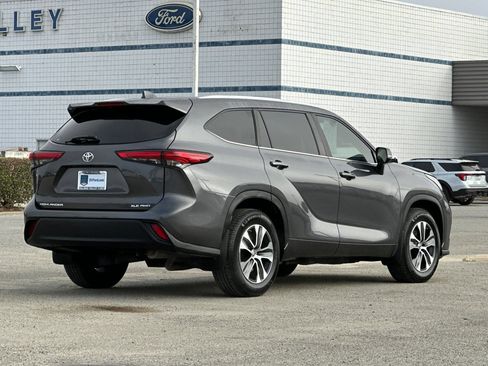 Used 2023 Toyota Highlander XLE AWD/4WD image 4