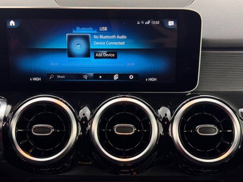 Used 2020 Mercedes-Benz GLB 250 4MATIC w/ Premium Package image 26