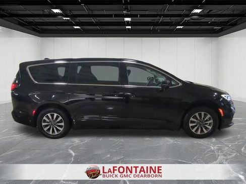 Used 2024 Chrysler Pacifica Select image 5
