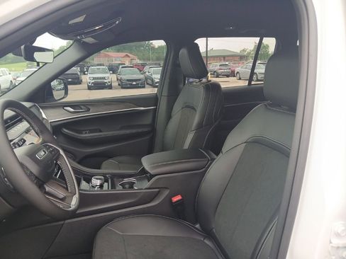 New 2026 Jeep Grand Cherokee Altitude image 32